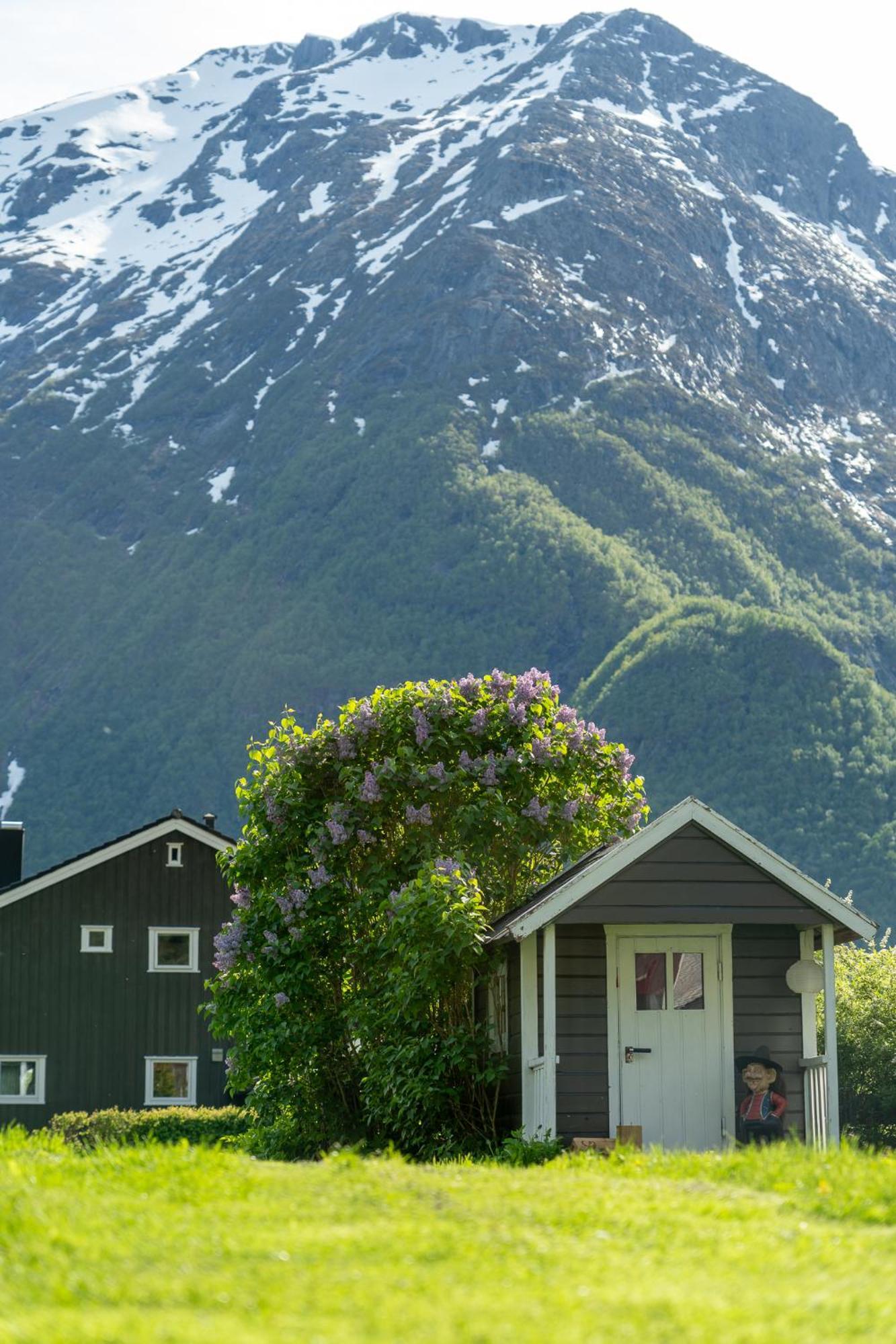 Lovely Underground Flat Andalsnes Apartment Exterior foto